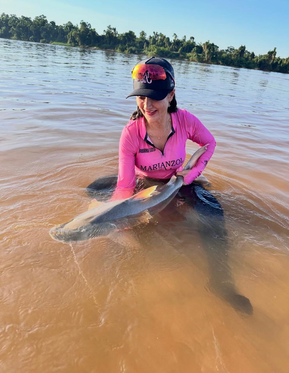 Outra pescadora da Marianzol com seu peixe no rio